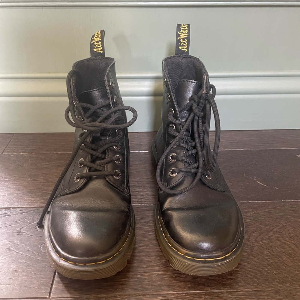 Women Size 6 Dr. Marten Luana boots.